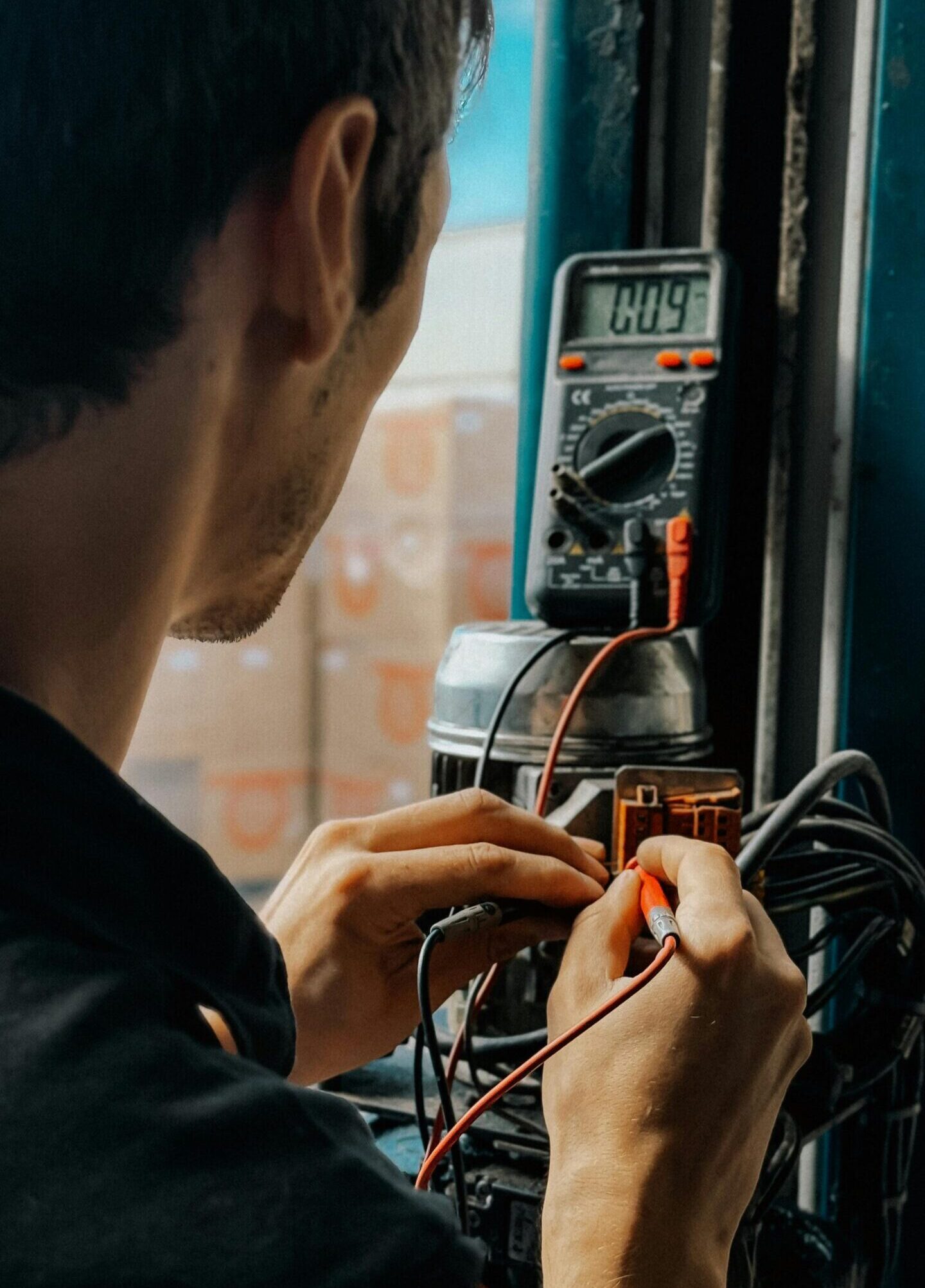 SBOIQ Electrician Measuring Voltage sboiq-the-ultimate-advantages-for-the-trades-electrician-measuring-voltage